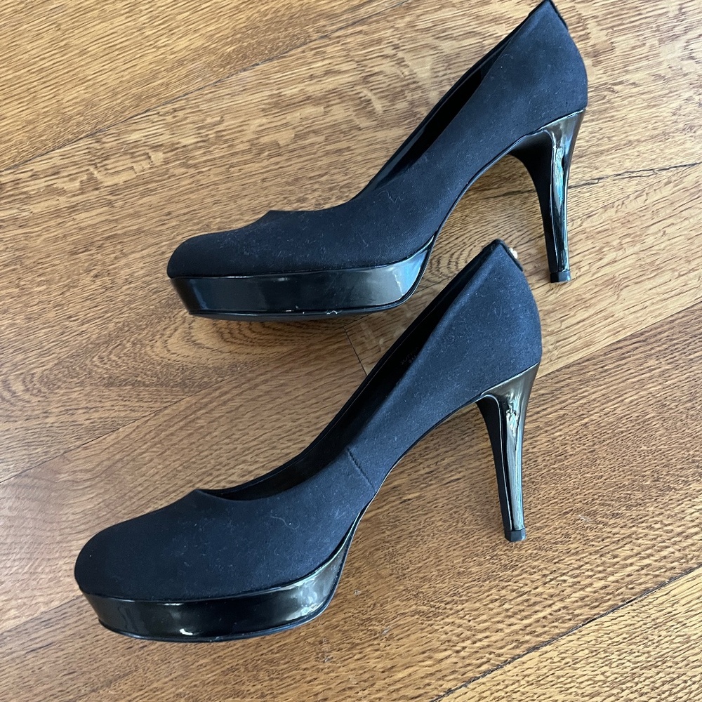 Beautiful black fabric and patent Tahari “Sophia” heels. 9M, excellent condition